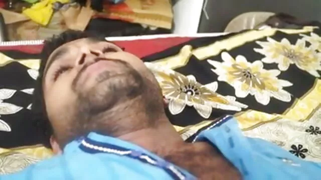 4. व्यभिचारी पति देखता है हिंदी फिल्म सेक्स फुल के रूप में सींग का बना प्रेमिका बड़ी चोट की सवारी