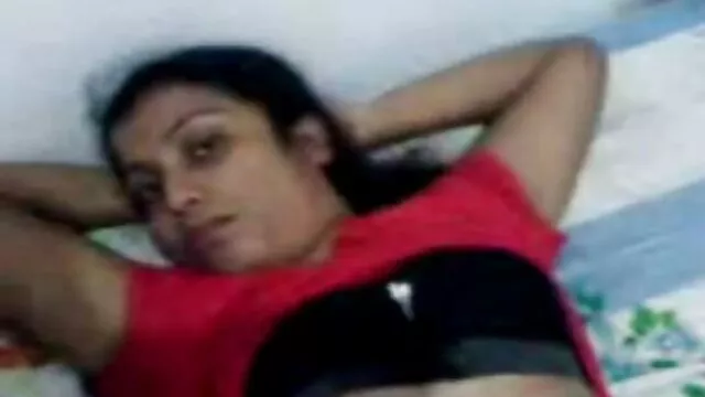 सींग का बना हुआ टैटू किशोर एक सेक्सी ब्लू वीडियो फुल खिलौना के साथ मज़ा है