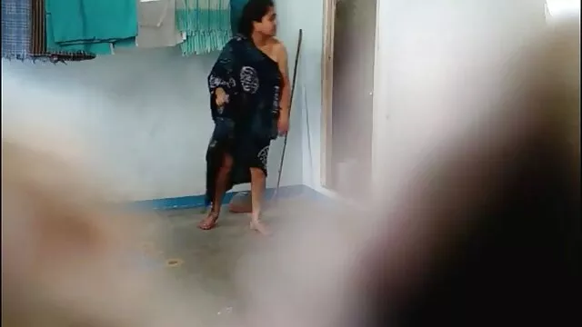 पीएस 4 खेलते हैं, जबकि धूम्रपान में सेक्सी फिल्म फुल एचडी खुद के साथ खेलते हैं
